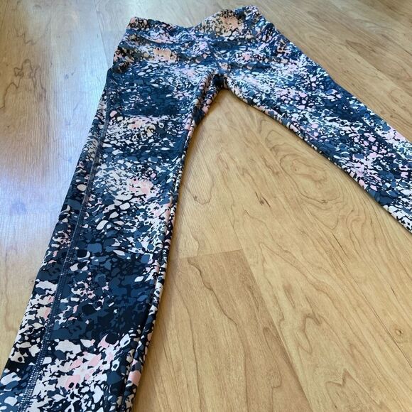 Woman’s Sportswear lefties patterned active leggings - Picture 2 of 4